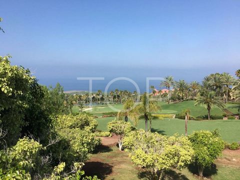 Différents terrains à vendre sur le terrain de golf d’Abama avec une vue unique sur le terrain de golf et la mer. La capacité de construction est de 40 %. Le sous-sol, les terrasses et la piscine ne sont pas inclus. Sur un terrain, une maison unifami...