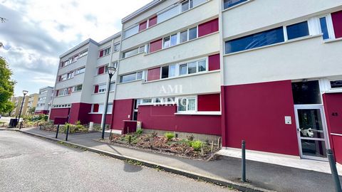 Situé dans un environnement résidentiel calme et verdoyant, ce bel appartement 2 pièces offre un cadre de vie privilégié au cœur du Vieux Villaine. Actuellement loué avec un excellent rendement locatif, il constitue une belle opportunité d’investisse...