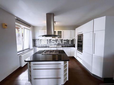 Maison familiale aux beaux volumes, proche de la ville et voie rapide. A découvrir sans tarder !