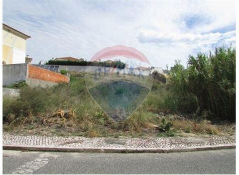 Description Plot of land for construction in Cadafais (Alenquer), in a condominium of villas. Very quiet area. The owner gives in to the available housing project. There are 3 more plots of land for sale in the same location. Plot of land for constru...