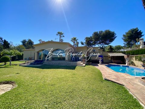 Los Arcos is a four bed and 4 bath villa located in Sotogrande Costa and situated 5 minutes drive from the Real Sotogrande Golf Club, beach and beach clubs. Entered from the street via autromated gates, the private driveway leads past a carp pool to ...