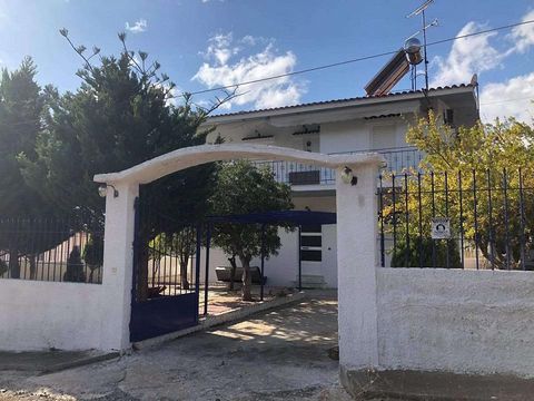 Viotia, Municipality of Thisvi. For sale a  maisonette of 200 sq.m., 2 levels, ground floor – 1st, 4 bedrooms, built in 1990, 2 bathrooms, 2 wc, Barbeque, furnished, on a plot of 500 sq.m., living room, kitchen, fireplace, air conditioning , solar pa...