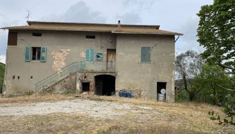 CASTIGLIONE DEL LAGO (PG), loc. Petrignano: detached farmhouse, mainly in brick, of approx. 400 sqm on two levels composed of: * Ground floor: n. 5 funds, cellar, woodshed and oven; * First floor: living room, kitchen, four bedrooms, bathroom and sto...