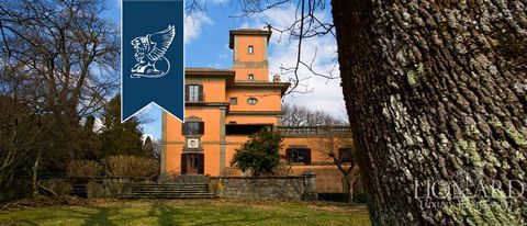 Dans une localité près de Rome, entouré de verdure et avec une vue splendide sur le lac Albano, cette magnifique villa de luxe est à vendre. La maison est entourée de sept hectares de terrain où l'on trouve un terrain de football, une piscine d&...