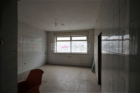 Donji Grad, Kralja Zvonimir street Street office space of 88 m2 in a building built in 1950. It consists of an entrance, an anteroom, two rooms, a kitchen, two toilets, a storage room and a balcony. It is currently unfurnished, but it is possible to ...