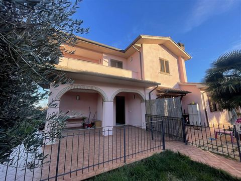 CASTIGLIONE DEL LAGO (PG), Pozzuolo: detached house of 140 sqm on two levels composed of: ground floor - living room, kitchen, bathroom, storeroom and porch; first floor - two double bedrooms with terrace, small bedroom and bathroom. The property inc...