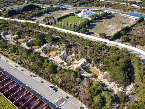 Land for a 4-bedroom villa, 272 sqm (gross construction area), designed by architect Gonçalo Byrne, with swimming pool, garden, garage for 4 cars, set in a plot of land of 1,308 sqm. The living area comprises a 46 sqm living room, a 24 sqm dining roo...