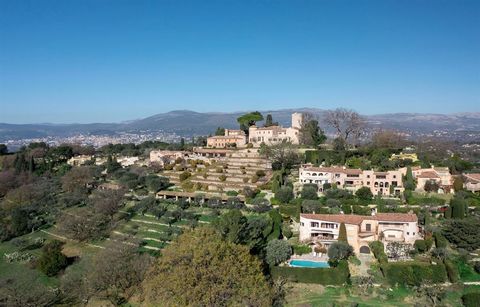This charming villa is located in the closed and secured domain of Castellaras overlooking the sea and offering a magnificent panorama over the hills over the sea. Ideally located between Valbonne and Mougins, close to international schools, this cha...