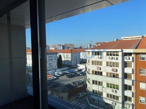 Apartment consisting of a suite and yet another bedroom supported by a full bathroom. Living room with balcony and fully equipped kitchen with Bosch appliances. The laundry room is open to the kitchen, but it is possible to create a separation. Under...