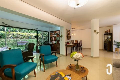 Si estás buscando una casa para disfrutar con tu familia en Colombia, no busques más. Esta propiedad cuenta con amplios espacios, una excelente distribución, y una iluminación espectacular. Pero eso no es todo, uno de los mejores atributos de esta pr...