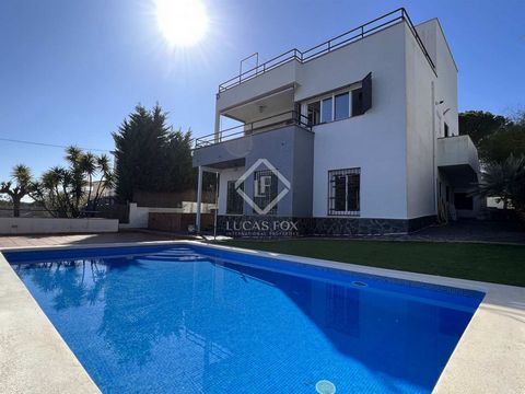 This fantastic property faces the sea and idyllic views that can be enjoyed from all its rooms and is located in the beautiful and well-known town of Sant Pol de Mar, a few meters from the beach. The town is famous for its gastronomic culture, its st...