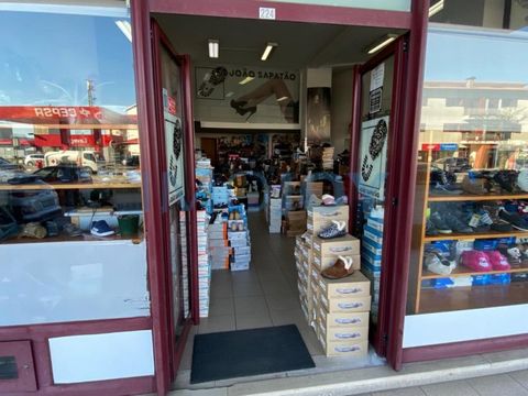Store with about 208m2, located in an area of great movement, national road, right after the volunteer firefighters of Paredes. This large store still has office area and warehouse. Located in an area of very affluence, right in front is finalizing t...