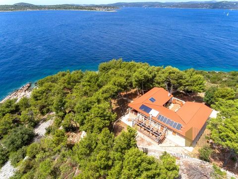 Villa ligger i en tallskog precis vid stranden av det kristallklara Adriatiska havet (30 m från havet) och ligger 3,5 km från Drvenik på ön Drvenik Veliki. Denna villa är en förtrollande hacienda spridd över en privat egendom med en total yta på 8 50...