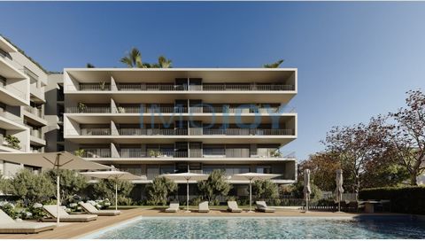 Appartement de 3 chambres au 1er étage, d'une superficie de 219 m2 situé dans le Green Plaza Condominium. Le Green Plaza est un nouveau condominium bien situé à Carcavelos, sur la ligne Cascais qui offre un projet résidentiel différenciant. Le Green ...