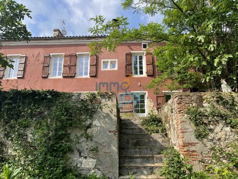 Stone house of 150m2, in the countryside at the gates of Agen, 4 bedrooms, living room, kitchen, pantry, laundry room, garage and shed on a beautiful plot of 1200m2 on the edge of the canal. Features: - Garden - Terrace