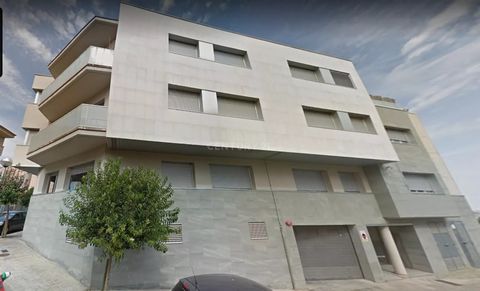 Planta baja situado en pleno centro de Alcoletge, en Lleida. A sólo tres minutos del Ayuntamiento y rodeado de todo tipo de servicios necesarios.Cuenta con una superficie útil de 82,73 m² distribuida en salón con salida a balcón, cocina, 2 dormitorio...