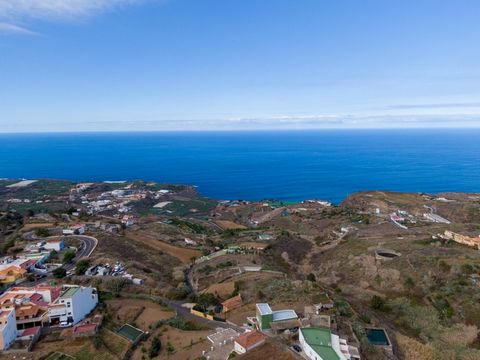 Plot of land 499 m2 of rural settlement and 63 m2 rustic of agricultural protection, located in the Center of the San José neighborhood in San Juan de la Rambla. On the main street that connects with La Guancha Abajo, near the public transport stop, ...