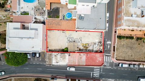 We present an exceptional investment opportunity in the form of a building plot of approximately 280 square meters, located on the main street of San Miguel de Abona, a charming town characterized by its serene atmosphere. This plot is presented in a...