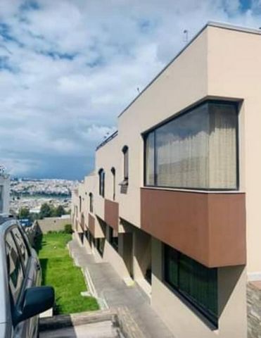Sale House San Fernando, 4 bedrooms, terreza, patio. Wonderful house located in busy and commercial sector of North Quito. Close to commerce, pharmacies, main road arteries. Near the National Transit Agency. One block from the Occidental. The house c...