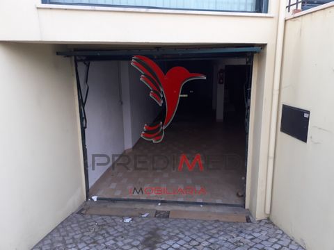 Garage/Warehouse with Electric Gate, Large with 3 divisions. Great area for those who want to use as a warehouse. In Av. main that gives to Sesimbra.