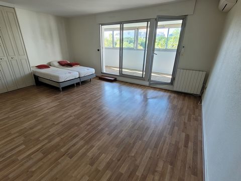 Résidence de services seniors Les Hespérides du Prado à Marseille, appartement T1 de 37 m2 Surplombant le jardin, en dernier étage BEAU T1 AVEC GRANDE LOGGIA, Cuisine, salle d'eau, wc, nombreux rangements, cave privative. Emplacement privilégié. Taxe...