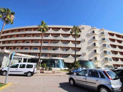 Shop for sale, located in Cerro Alagoa, next to the main avenue of Albufeira, in the heart of the city. It is inserted inside a 4-star hotel with 396 apartments, benefiting from great movement of people throughout the year. The shop has 49m2 and has ...