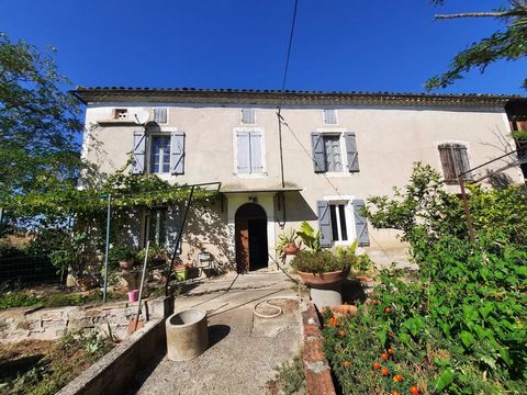 This former winegrowers' house is a unique opportunity to acquire a property in the middle of the Gaillac vineyards, with 3 hectares of land, including 1.5 hectares of vines, an orchard and a large field of sunflowers. It is habitable as is, with cen...