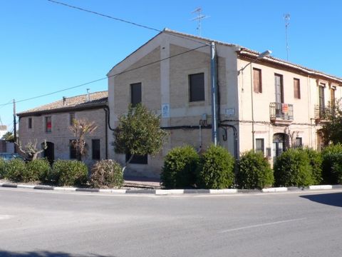 The Horta Nord is the area of farmland to the north of Valencia city, it has been cultivated for thousands of years and in fact the Via Augusta, the main Roman highway from Cartagena to Rome passed almost right past this property. Subsequently the vi...