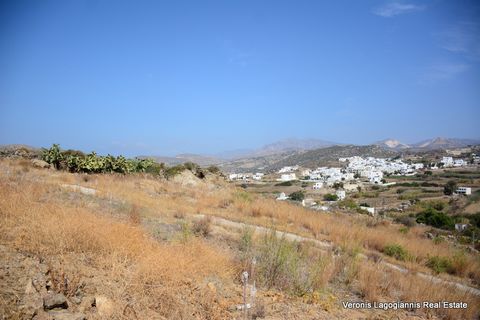 Glinado Naxos, a plot of 1.025 m2 is available for sale. The plot builds 200 m2. The plot has a slope, has a beautiful view of the surrounding area, is located in a quiet location, on the edge of the settlement and has easy access from a municipal ro...