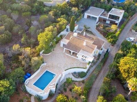 This stunning property must be seen to be appreciated. Situated in a very secluded location, just a 10-minute walk from Praia da Luz beach and 5 minutes from Batista supermarket, the property is tranquility itself. Set on a large plot of 3815 sqm, th...