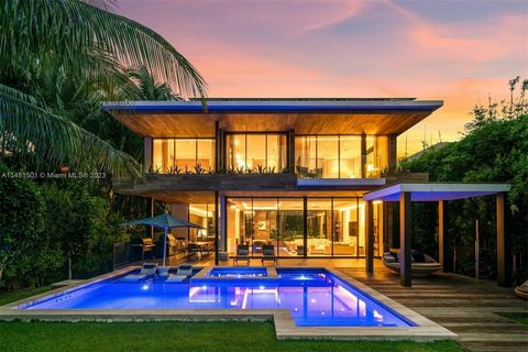 Ciesz się nowoczesnym, tropikalnym stylem życia na Wyspach Weneckich w tym eleganckim, zasilanym energią słoneczną domu zaprojektowanym przez Maxa Stranga z wykwintnymi wnętrzami autorstwa Studio ABM Design. Obejmując ponad 10 500 stóp kwadratowych z...