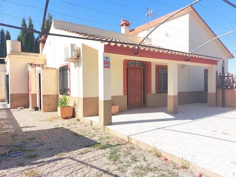 Corporación Inmobiliaria Lorca, sells this great Villa in the area of Aguaderas, located in one of its areas. It has a fantastic orientation towards the Levante, with views towards the orchard of Lorca, being in an area with a quiet and pleasant atmo...