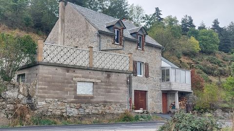 Village house, in the heart of Margeride in Lozere, composed of a small veranda, a kitchen living room with a wood insert, opening onto the terrace, a laundry room. Upstairs 2 bedrooms, a room, bathroom and a small storage area with a window, which c...