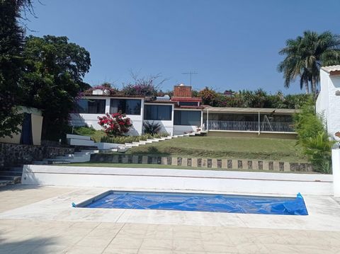 Opportunity, house at a very good price with beautiful view. Garden, pool and very generous spaces recently remodeled including electrical and hydrosanitary installations. Practically on one level, only one bedroom on the top floor with uneven terrai...