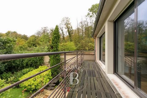 In a privileged area of the lower part of Buc, on the edge of Versailles close to the shops and schools and 10 minutes from Chantiers train station and the Franco-German High School, BARNES is listing this beautiful custom-built house built on an 897...