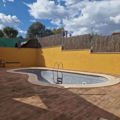 Fantastic Detached Villa located in Roda de Bara, close to all services, shops, schools and transport with beautiful mountain views. It consists of 211 m2 built distributed over 3 floors.Ground floor: double garage, triple room and storage room.1st f...