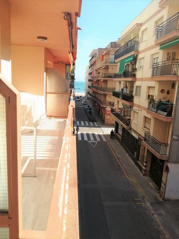 Magnificent apartment of 103 m2 50 meters from the beach of Calafell with elevator, parking and storage room included. It consists of 3 double bedrooms with fitted wardrobes, Dining room of 25 m2 with access to terrace with sea views of 9 m2. Individ...