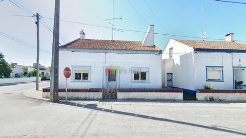 Located in Foros de Vale Figueira, Montemor-o-Novo, Alentejo, I have a T2 2 house which is composed as follows, distribution corridor, kitchen equipped with upper and lower furniture, 2 bedrooms, living room and bathroom with shower tray, in the atti...