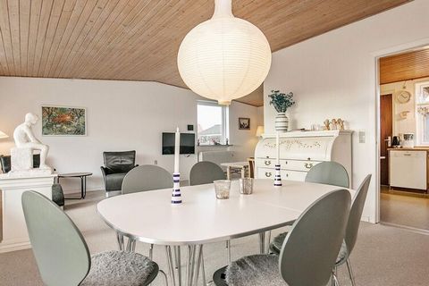 Casa de vacaciones situada a unos 200 metros de la playa y del puerto deportivo de Ærøskøbing. La cabaña consta de una amplia cocina ubicada al lado del comedor y sala de estar. Además, hay tres dormitorios con espacio para seis personas. No hay cana...