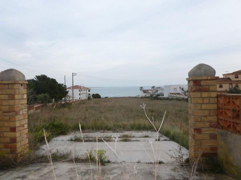 Plot for sale on the seafront. Plot of about 8,000 m2, perfect for the construction of 25 duplexes. Located in Alcanar Playa, Costa Dorada. Just 3 km from Sant Carles de la Rapita. Alcanar Platja is located in the south of Catalonia, about 320 km fro...