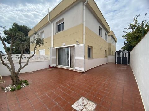 Townhouse for sale in Alcanar Playa, Costa Dorada. It has an area of 82 m2 that is distributed over two floors. On the ground floor is the living room, kitchen and a toilet. On the first floor are the 3 bedrooms and a bathroom with shower. It has a g...