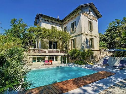 Avignon, 5 minutes drive from historical center On the GARD side, this house, built in 1905, reflects the architectural codes of the turn of the century. The stone base supports the slender façade, punctuated by cornices and decorative features. The ...