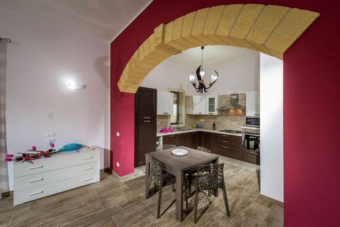 Deze elegante villa ligt in Castellammare del Golfo, op Sicilië. Er zijn 4 slaapkamers waar in totaal 8 mensen kunnen slapen. Het is dus een zeer geschikte accommodatie voor een vakantie met de familie of met een groep vrienden. De villa heeft een pr...