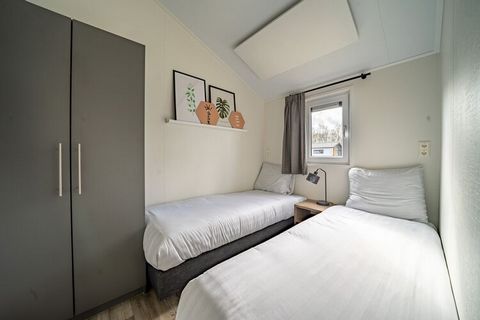 Dit vrijstaande, gelijkvloerse en moderne chalet staat op het gloednieuwe (2021) Resort aan de Maas, aan een zijtak van de gelijknamige rivier, vlakbij Kerkdriel. Het chalet is comfortabel en gezellig ingericht. Er is een woonkamer met TV en een open...
