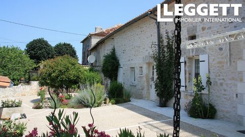 A25403SCN24 - This stone house is located in a hamlet of 3 houses, on a dead-end road, 7 km from shops and 30 km from Angoulême town centre. The entrance is via a large automated gate, and opens onto a well-kept courtyard and its pleasant 920 m² grou...