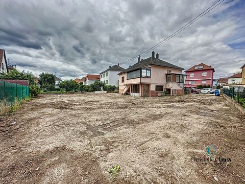 Come and discover exclusively in your agency Christelle Clauss Immobilier this superb building plot, fully constructible with a surface of 413 m2, ideally located on the second line in a quiet area in Molsheim close to all amenities and the train sta...