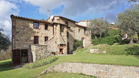 Elegant and typical Tuscan farmhouse, for sale, located in the charming village of Paghezzana; inserted in a green and lush context, the property enjoys a panoramic view of the Magra valley and a sea view. The farmhouse offers privacy, despite not be...