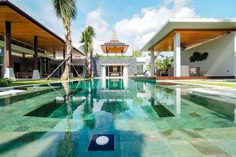 Maak kennis met Botanica Lakeside II: uw serene Balinese retraite Ontsnap naar de rust van Botanica Lakeside II, een adembenemende villa genesteld in het natuurgebied van Phuket. Ontworpen in de betoverende Balinese stijl, combineert dit prachtige pa...