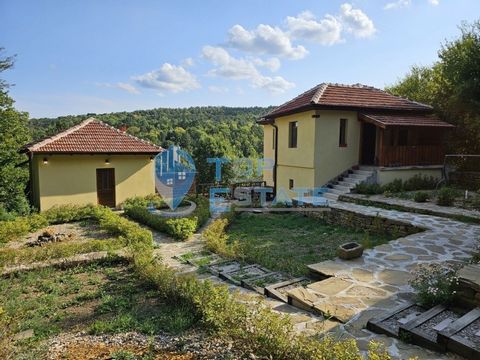 Top Estate Real Estate bietet Ihnen zwei renovierte Häuser auf dem Balkan von Tryavna, die sich in einem kleinen Dorf befinden, nur 7 km von der Stadt Tryavna entfernt. Das Anwesen befindet sich in unmittelbarer Nähe einer Hauptstraße und gleichzeiti...