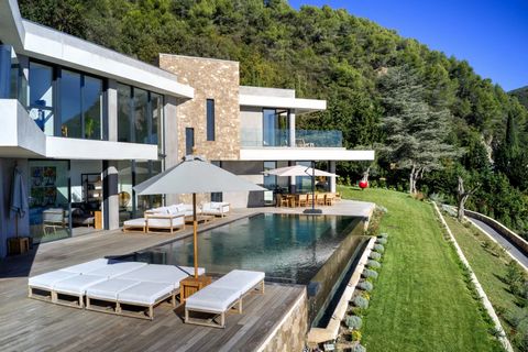 Nestled in a residential and in an absolute calm area, this magnificent contemporary property, located on a plot of approximately 4036m2, benefits from an exceptional panoramic sea view, from Cap d'Antibes to Cap Ferrat as well as on the hills and th...